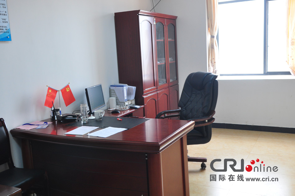 2013年10月21日，長(zhǎng)沙云蓋村欠債千萬(wàn)新建的豪華村部樓。