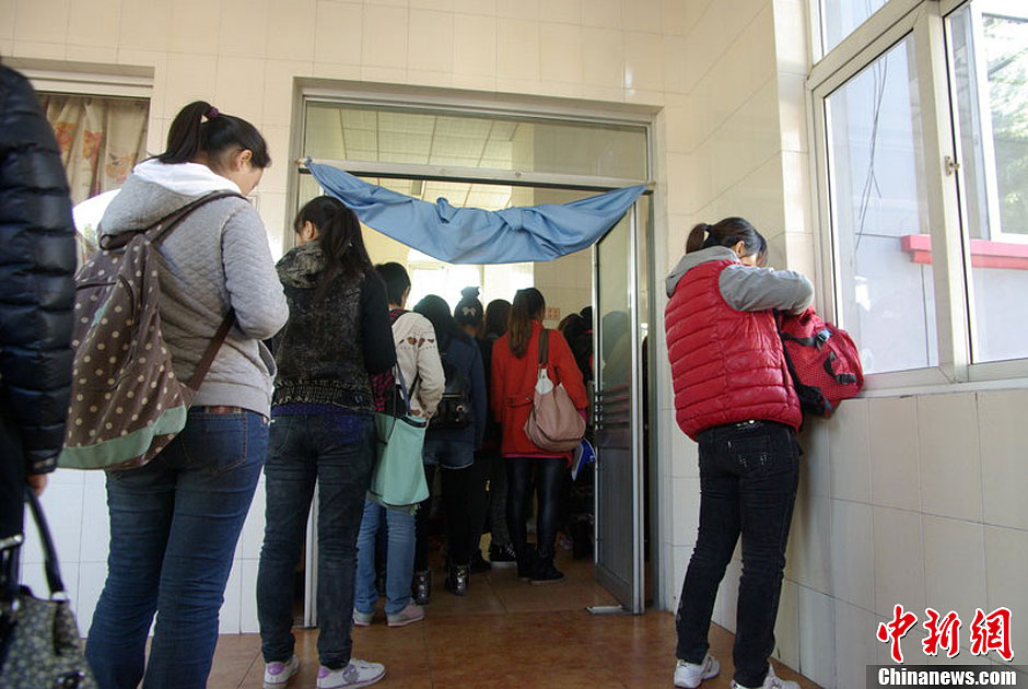 　10月26日上午10點多，北京香山路賞紅客摩肩接踵