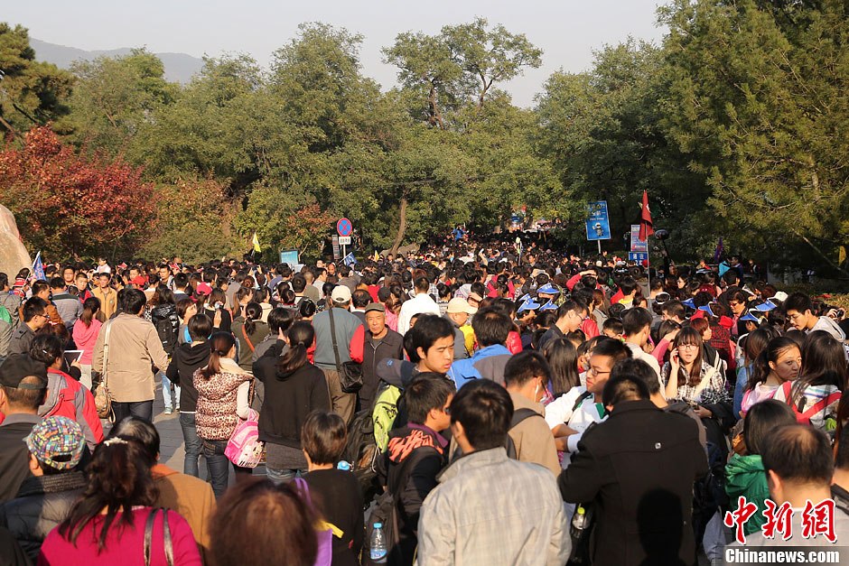 　10月26日，北京香山公園內(nèi)游客摩肩接踵。