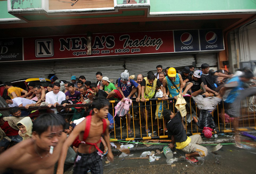 菲強臺風(fēng)致萬人遇難 食物短缺現(xiàn)哄搶 菲強臺風(fēng)致萬人遇難 食物短缺現(xiàn)哄搶