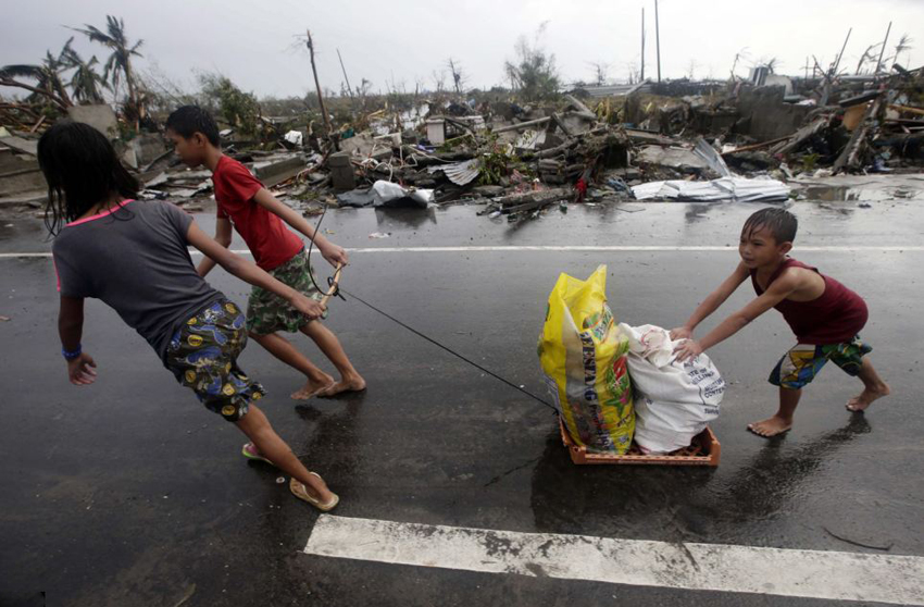 菲強臺風(fēng)致萬人遇難 食物短缺現(xiàn)哄搶 菲強臺風(fēng)致萬人遇難 食物短缺現(xiàn)哄搶