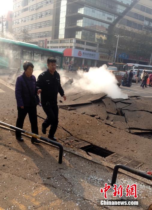 中石化黃濰輸油管線破裂起火原油泄漏致多人死亡 中石化黃濰輸油管線破裂起火原油泄漏致多人死亡