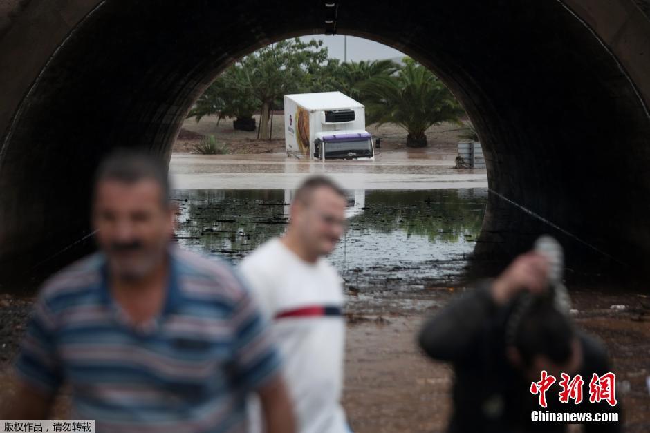 西班牙連日暴雨導(dǎo)致洪水泛濫 車輛被水淹沒 西班牙連日暴雨導(dǎo)致洪水泛濫 車輛被水淹沒