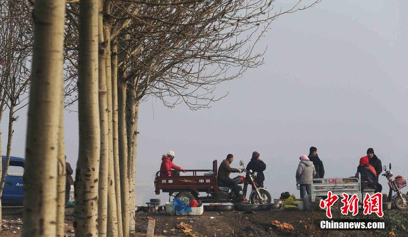 圖為12月1日，104國道靜海縣城附近，104國道靜海縣城附近，高速旁邊形成的黑市。田寶希 攝 圖片