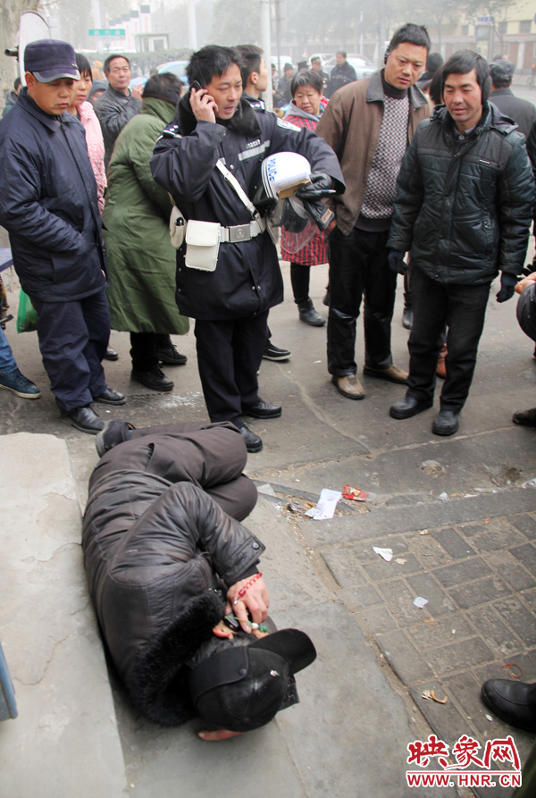 圍觀群眾和民警第一時間撥打120 圍觀群眾和民警第一時間撥打120