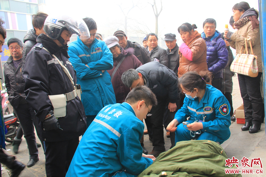 醫(yī)生到現(xiàn)場后,進行簡單的搶救 醫(yī)生到現(xiàn)場后,進行簡單的搶救