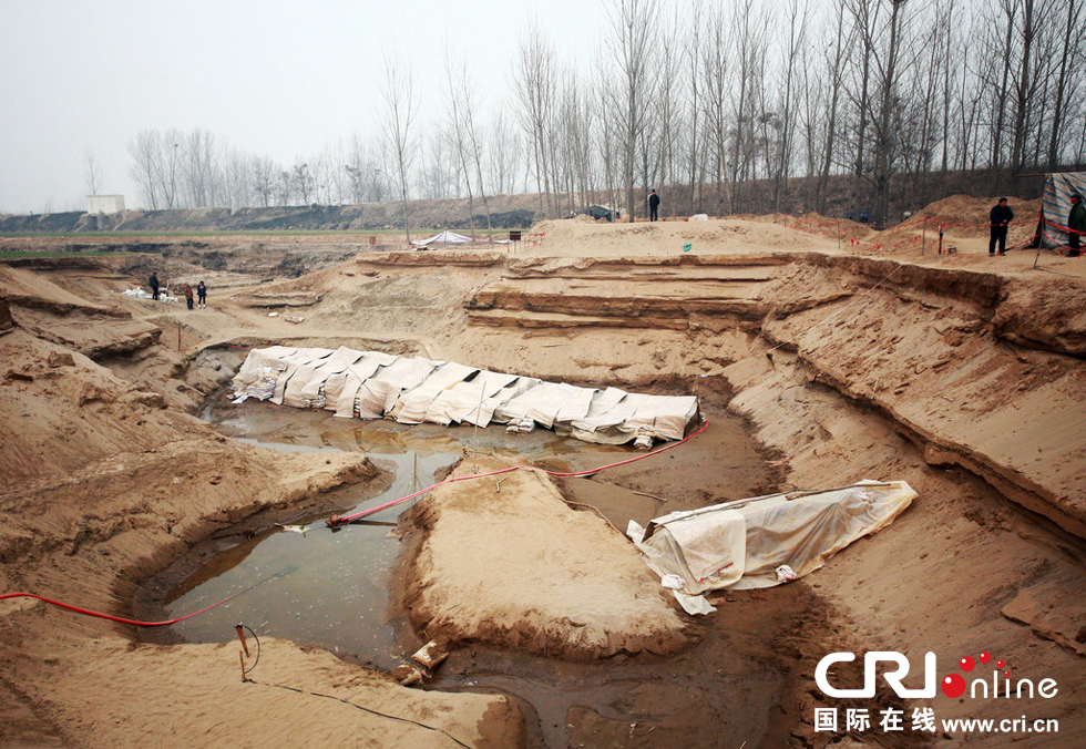 2014年1月6日，河南洛陽古沉船發(fā)掘現(xiàn)場，兩艘古沉船，一艘已經(jīng)挖掘出土，另一艘還有一半埋在沙丘里。