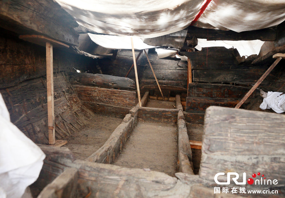 2014年1月6日，河南洛陽古沉船發(fā)掘現(xiàn)場，古沉船頭，船倉內(nèi)部。