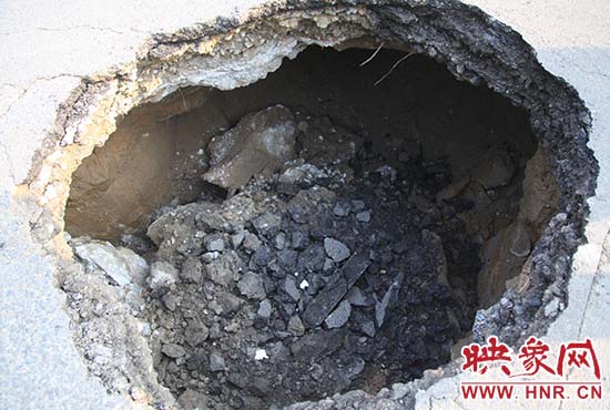 坑口直徑約兩米，路面下形成中空的大坑，約有15平方米。
