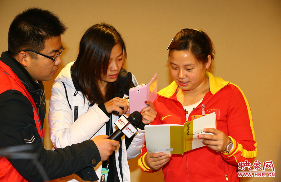 映象網(wǎng)記者現(xiàn)場(chǎng)采訪奧運(yùn)冠軍李雪英