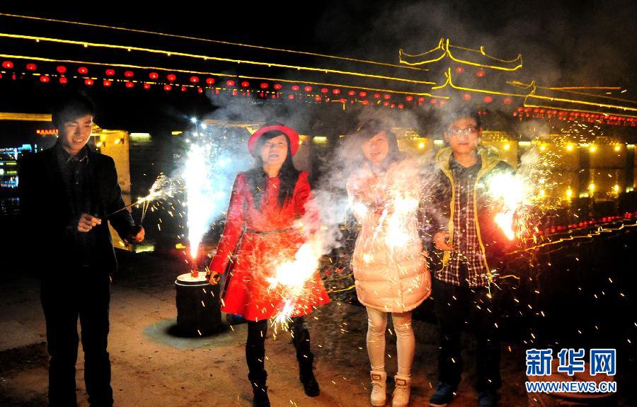 1月30日，浙江金華武義市民在燃放煙花，喜迎馬年春節(jié)。