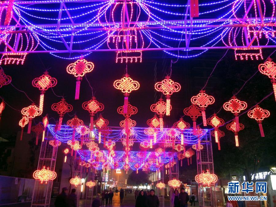 　1月30日，市民走在由中國(guó)結(jié)霓虹燈裝扮的蘇州街頭。