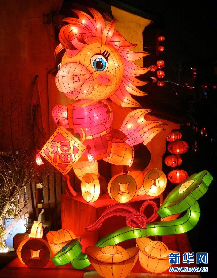 1月30日在蘇州山塘街拍攝的“福馬鬧春”彩燈景觀。