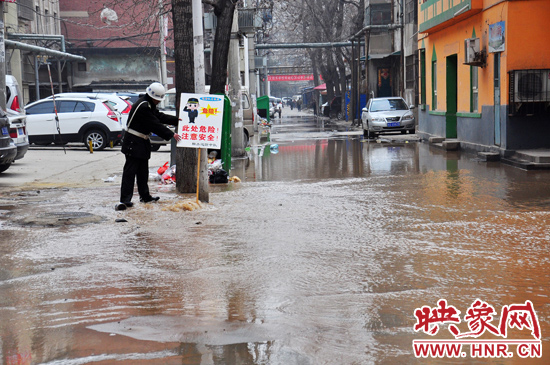 巡防隊員到了現(xiàn)場后，設(shè)置了警示牌，并勸阻小朋友進入水中