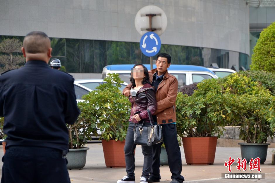 圖為劫持者與警方談判中。