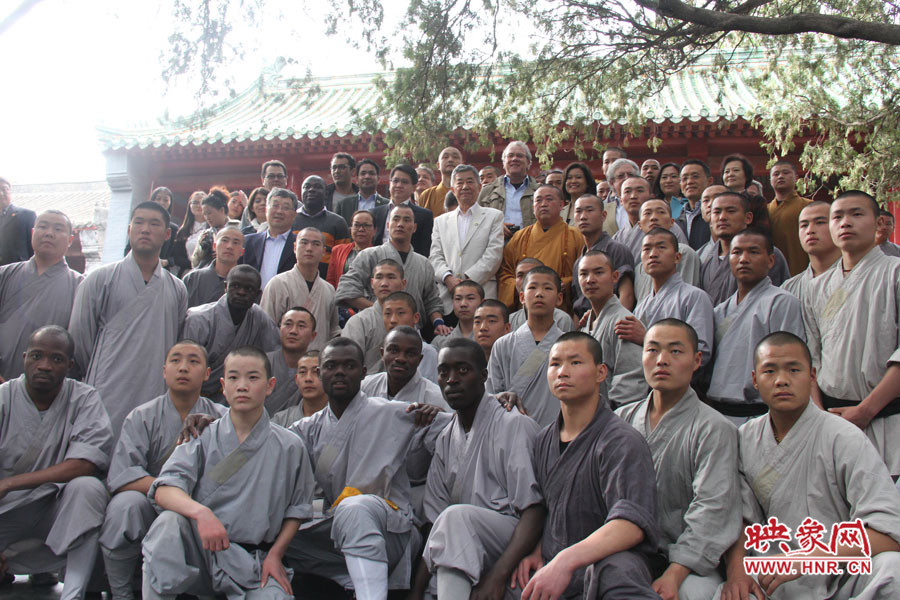 少林寺方丈、武僧與外交官留念