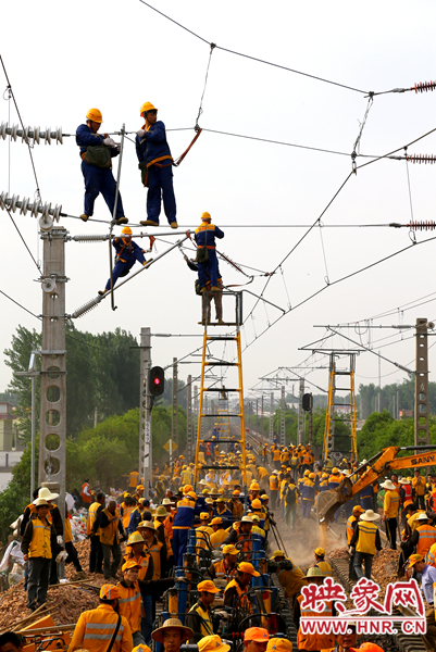 時間緊工程量大，工人們都加緊施工