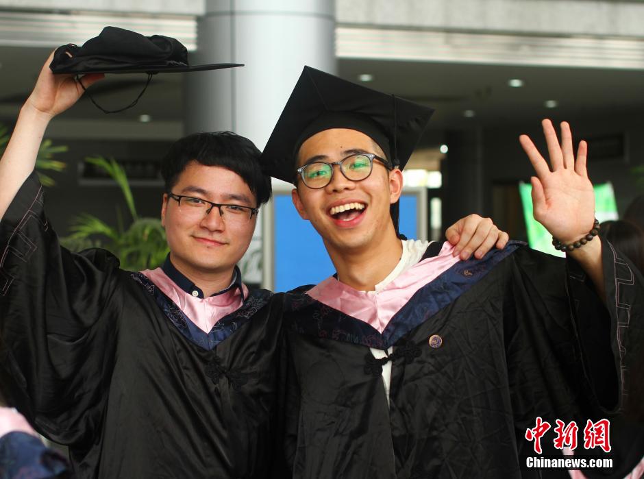 6月6日，浙江理工大學(xué)的畢業(yè)生們在校園中以賣萌、搞怪等獨(dú)具青春特色的方式告別大學(xué)生涯。中新社發(fā) 李晨