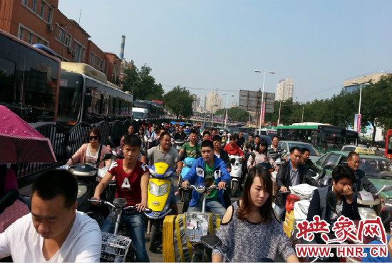 在一些易堵路段車輛仍然“寸步難行”。