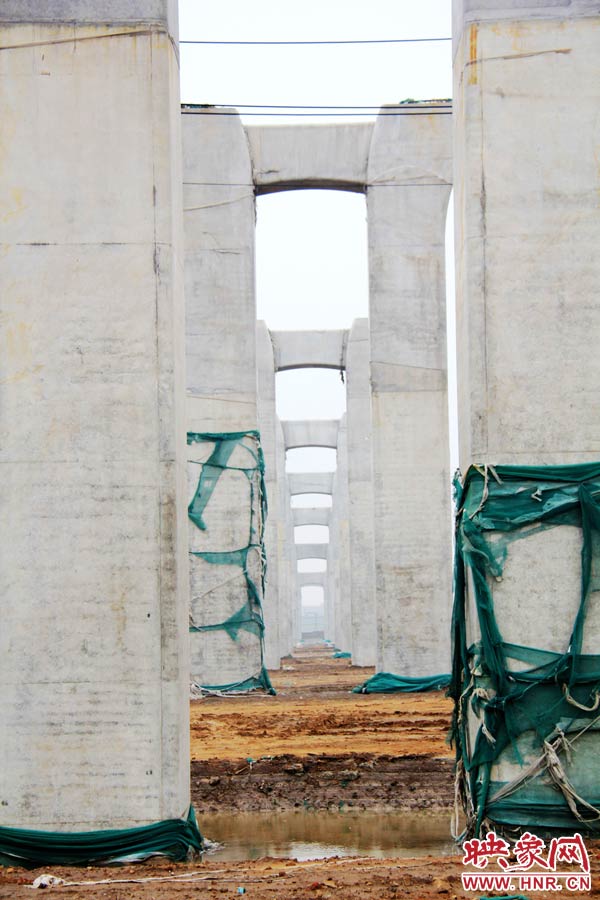 目前附近居民認(rèn)為“照目前的施工狀況看，年底主體完工已不太可能”。