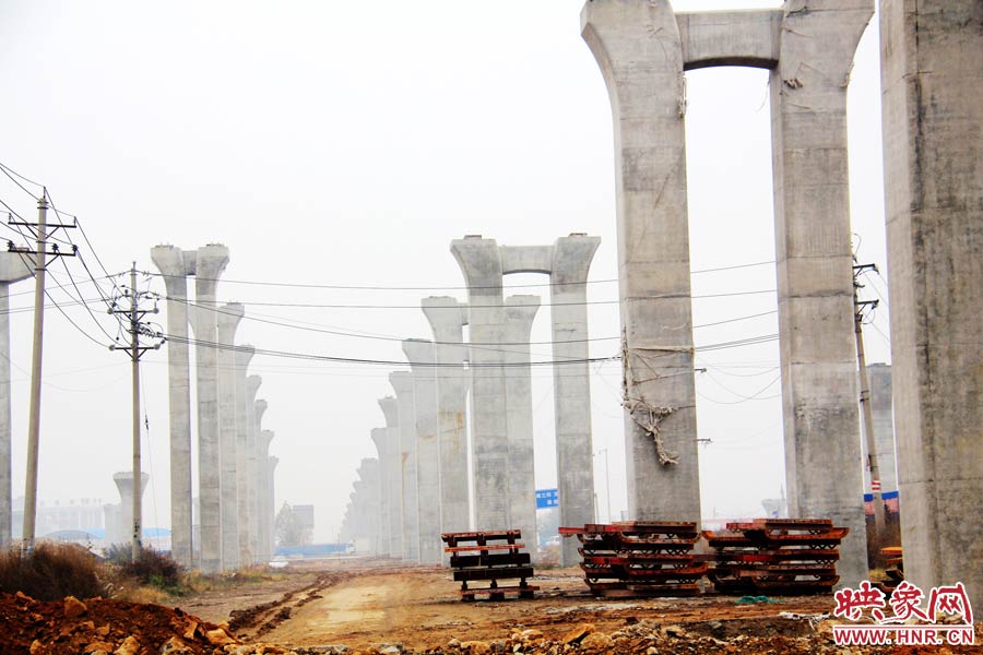 南北方向已架起數(shù)百根橋墩，一眼望不到邊際。