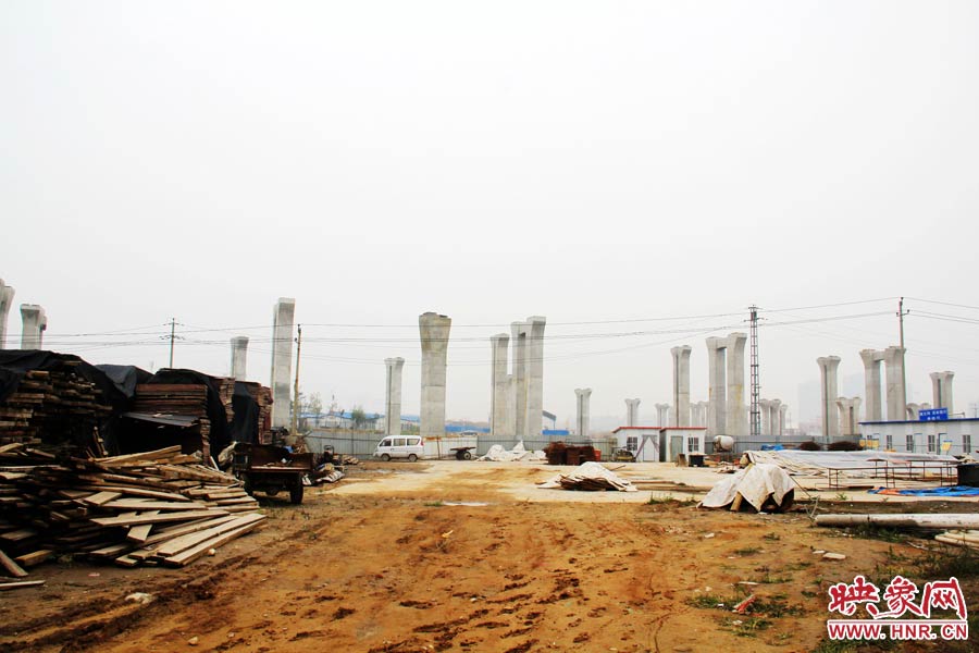 項(xiàng)目已經(jīng)停工數(shù)月，施工工地上很難見(jiàn)到工人，設(shè)備也很少。