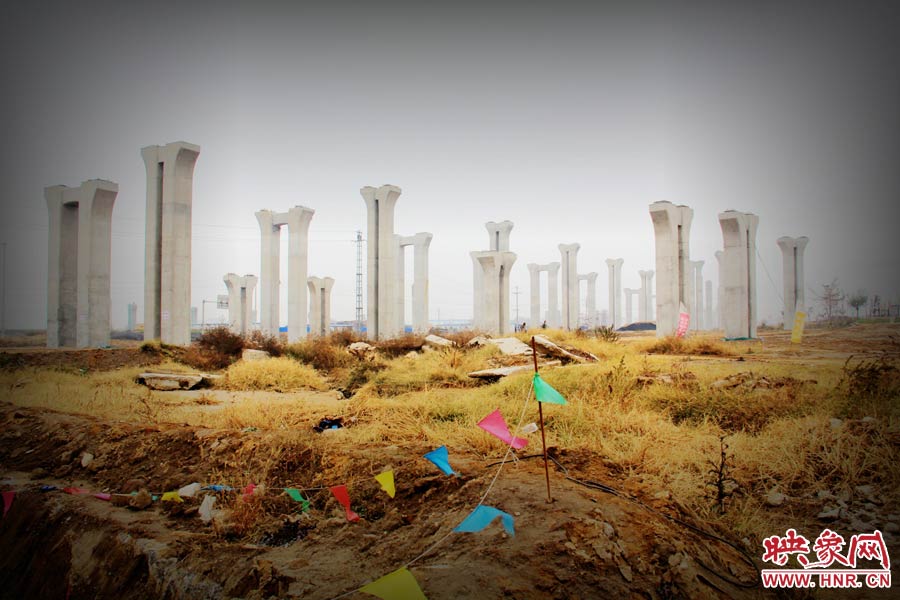 由于項(xiàng)目已經(jīng)停工數(shù)月，施工工地上很難見(jiàn)到工人，設(shè)備也很少，雜草叢生，顯得非?；臎觥? width=