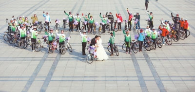 騎友們圍成一個(gè)“心”形，郝幸福在心尖上深情地親吻著新娘。