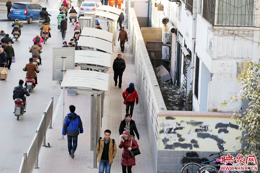 墻內(nèi)扔著垃圾，墻面上涂滿了牛皮癬小廣告，異常顯眼。