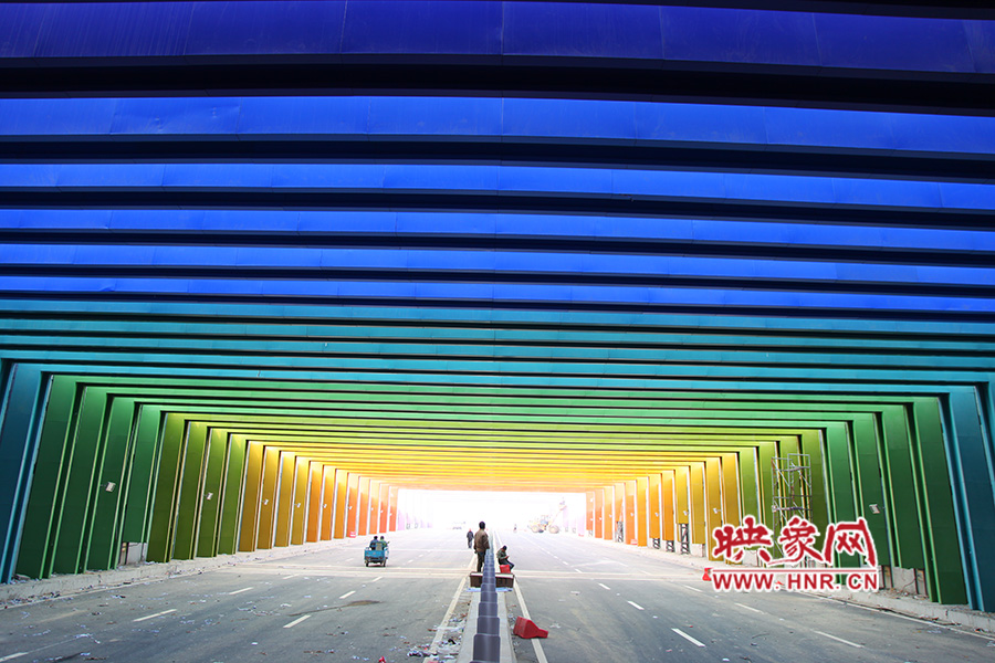 出隧道時由顏色過渡為紫色。