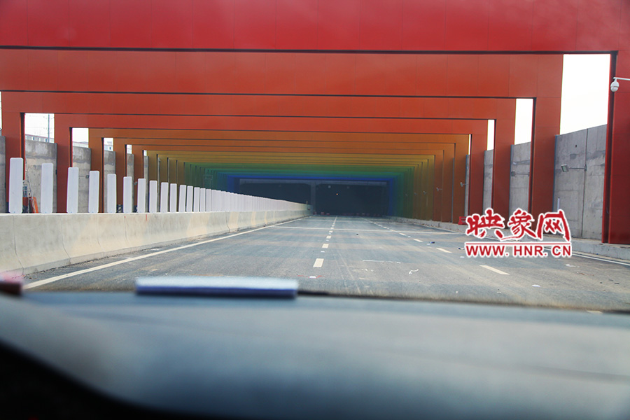 進(jìn)隧道時，由明到暗。