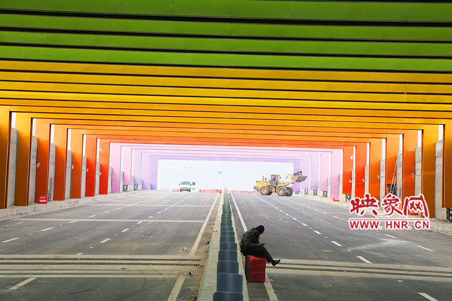 圖為一工人在隧道內(nèi)休息。