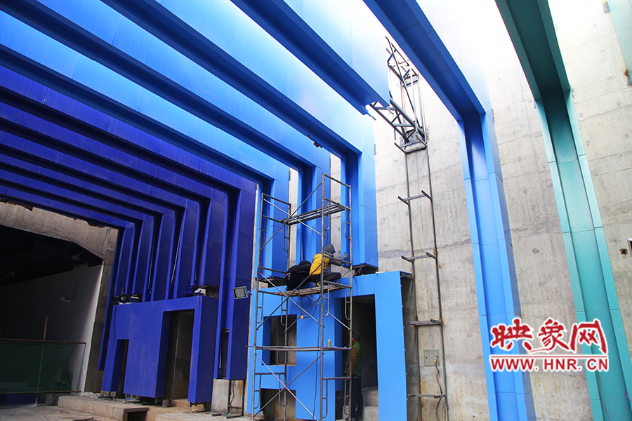 工人還在緊張施工。