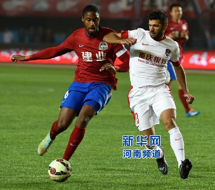 河南建業(yè)隊(duì)隊(duì)員戈麥斯（左）與重慶力帆隊(duì)隊(duì)員吉利奧蒂在比賽中拼搶。