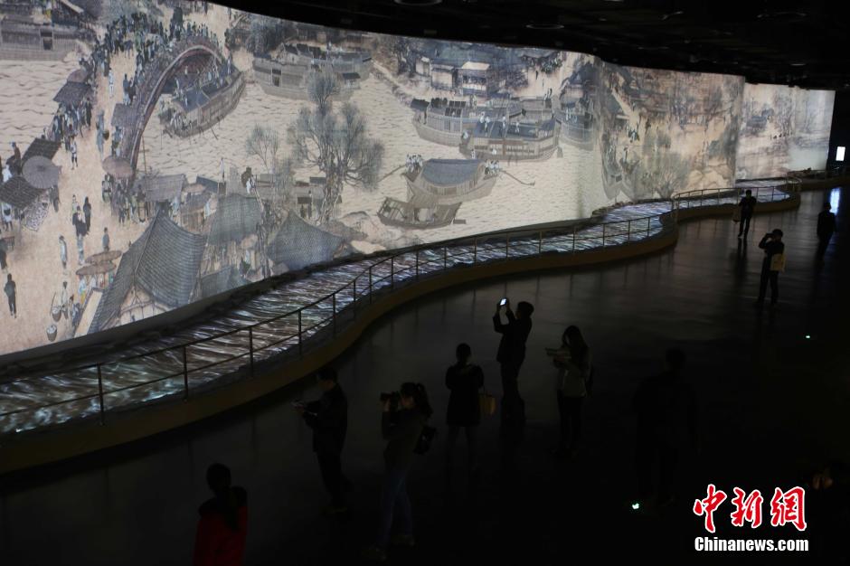 “會(huì)動(dòng)”的《清明上河圖》亮相河南開封 “會(huì)動(dòng)”的《清明上河圖》亮相河南開封