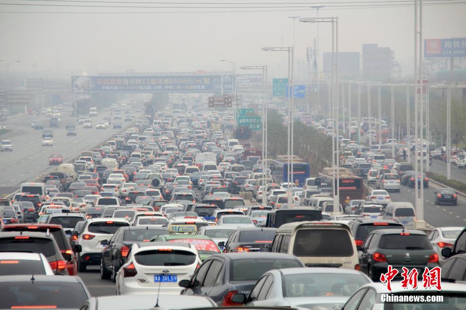 清明首日迎客流高峰 清明首日迎客流高峰