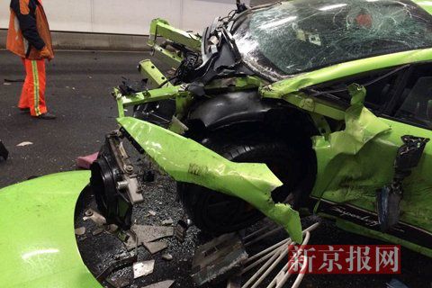 一輛蘭博基尼與一輛法拉利發(fā)生事故，現(xiàn)場狀況慘烈