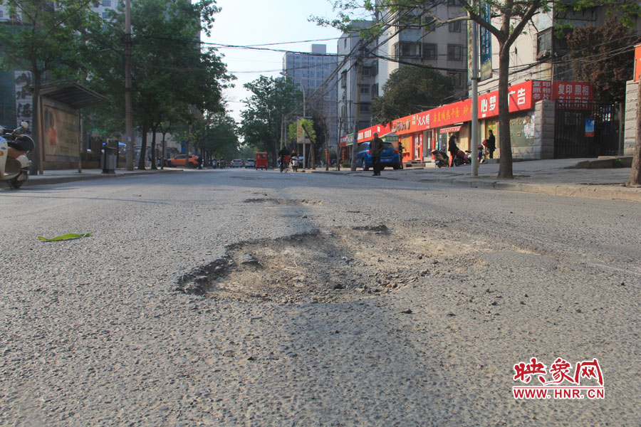 鄭州市區(qū)有多條道路均出現了不同程度的破損情況 鄭州市區(qū)有多條道路均出現了不同程度的破損情況