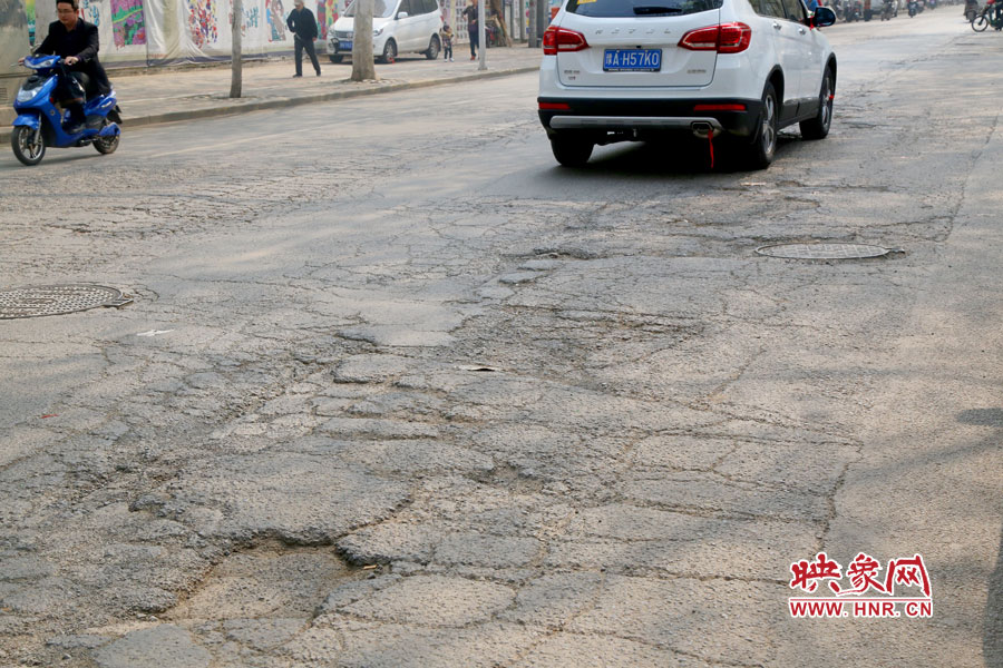 商城路的路面上布滿了裂紋 商城路的路面上布滿了裂紋