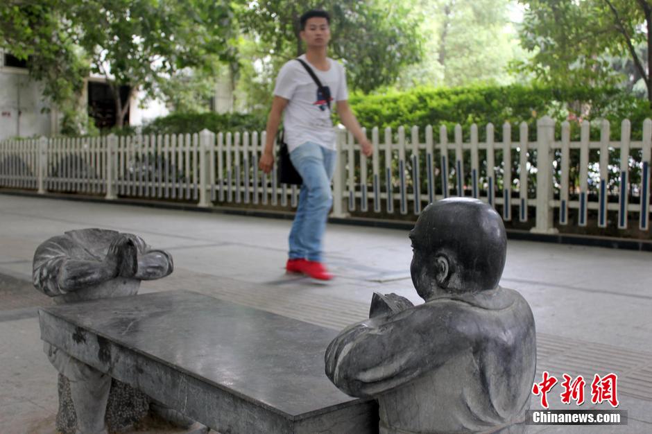 鄭州“少林武僧”石雕遭破壞 市民惋惜怒斥 鄭州“少林武僧”石雕遭破壞 市民惋惜怒斥