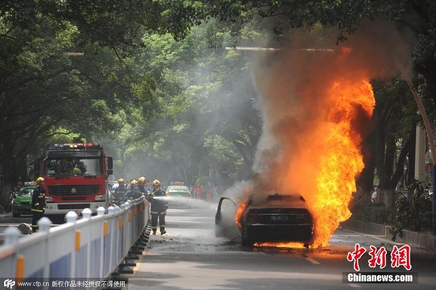 南昌一男子懷疑他人跟蹤火燒寶馬斧砸豐田 南昌一男子懷疑他人跟蹤火燒寶馬斧砸豐田