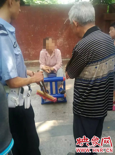 老太當時坐在健身器材上做仰臥起坐，說環(huán)衛(wèi)工人影響她鍛煉身體了，便開始謾罵環(huán)衛(wèi)工人。