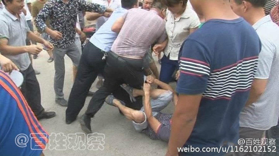 河南老板拖欠工人工資 遭圍堵當(dāng)眾被扒褲子 河南老板拖欠工人工資 遭圍堵當(dāng)眾被扒褲子