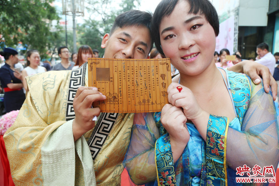 一對兒情侶現(xiàn)場展示“賣身契”內容。