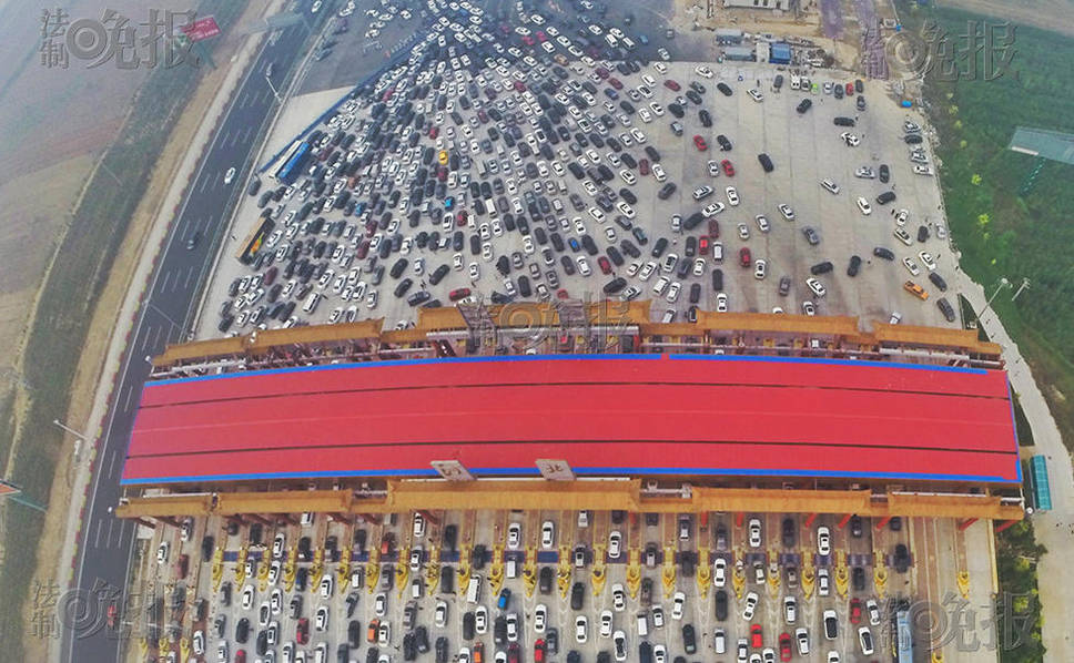 滯留的大批車輛。