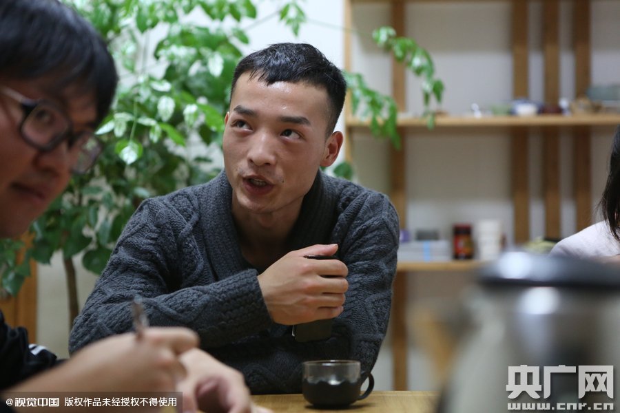 網(wǎng)絡(luò)紅人葉良辰現(xiàn)身浙江臺州，接受記者的專訪。