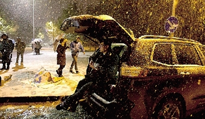 彈琴?gòu)椀绞种付紱]知覺了，還在一首又一首地唱。