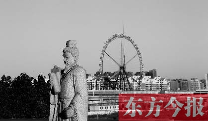 16日，從中原福塔基座平臺(tái)看向世紀(jì)歡樂(lè)園的景象
