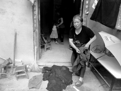 侯見志的母親拿出老伴受傷時穿的血衣。京華時報記者鄭羽佳攝