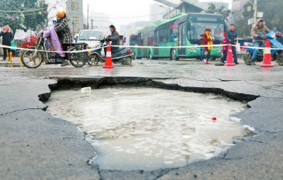 　路面陷了個大坑，下面是自來水公司的主管道。